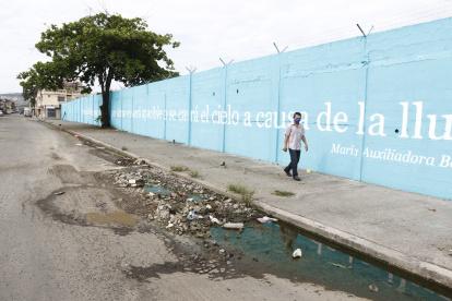 MURAL PINTADO POR EL MUNICIPIO EN EL SUBURBIO  EN LAS CALLES 44 Y LA CH Y TIENE BACHES Y ALCANTARILLAS EN MAL ESTADO/JIMMY NEGRETE/GUAYAQUIL-ECUADOR