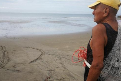 Francisco Yagual a sus 102 años de edad es feliz con ver el mar y ponerse su red al hombro.