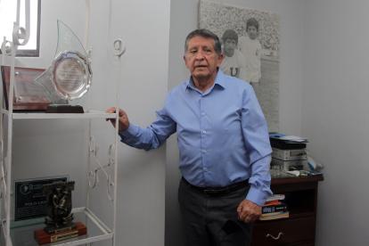 Polo Carrera tiene un rincón en su casa con algunos recuerdos de su paso por el cuadro albo