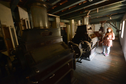 La maquinaria traída al país en el siglo XIX para el procesamiento del trigo aun se encuentra dentro del edificio del molino.