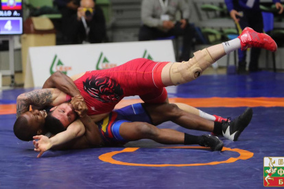 Andrés Montaño (abajo) aplicando una llave en la final de Bulgaria.