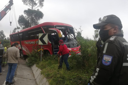 Percance. Cerca de las 07:00 el bus fue extraído del abismo en el que cayó la madrugada de este sábado 10 de abril.