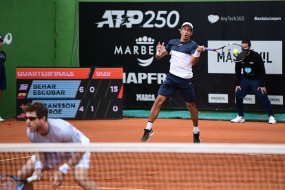 Escobar (atrás) y Behar esperan este domingo al bosnio Tomislav Brki y el croata Nikola Nikola Cacic.