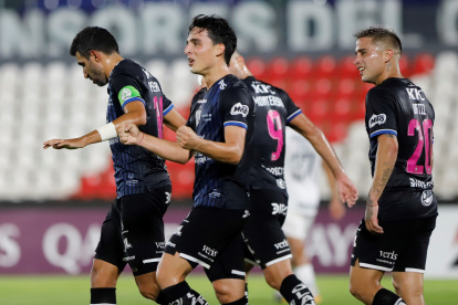 El argentino Lorenzo Faravelli (c) fue la figura del Independiente del Valle al marcar los dos goles en la victoria sobre Gremio.