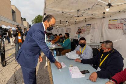 El cónsul de Ecuador en la Región de Murcia Miguel Ángel Macías se registra en la mesa electoral momentos antes de votar, este domingo en el recinto de la Fica en Murcia.