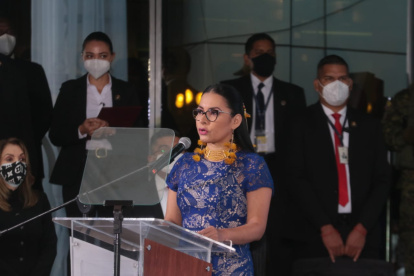 Atamaint, presidenta del CNE, inauguró la jornada electoral con un discurso cargado de emotividad.