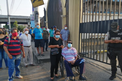 En este recinto electoral no se observó el distanciamiento que exigen las medidas de bioseguridad, para evitar el contagio de coronavirus.