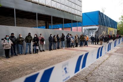 Varios votantes ecuatorianos esperan su tuno para participar en la segunda vuelta de las Elecciones 2021 este domingo, en el Pabellón de Cristal de la Casa de Campo de Madrid.