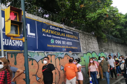 Larga fila en las afueras de la Unidad Educativa María Egas, en Guayaquil.