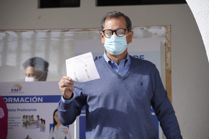 Carlos Rabascall ejerció su derecho al voto en la ciudad de Quito.