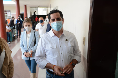 Xavier Hervas votó acompañado de su esposa en la ciudad de Quito.