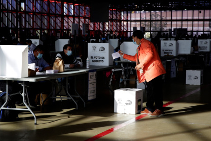 Miles de personas acuden a votar hoy, 11 de abril de 2021, en el Pabellón de Cristal de la Casa de Campo (Madrid).