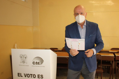 Alfredo Borrero ejerció su derecho al voto en la ciudad de Cuenca.