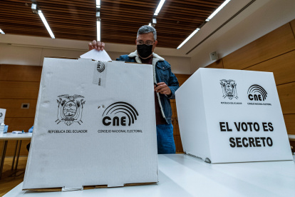 En la capital italiana cerca de 8.000 electores pudieron hoy depositar su voto en las urnas instaladas en el recinto Casa La Salle, en medio de medidas de seguridad contra el virus como la toma de temperatura o la rigurosa distancia.