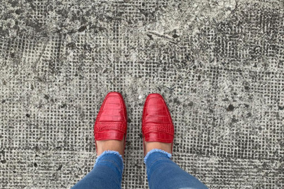 Magdy Mendoza lució sus zapatos rojos para ir a sufragar.