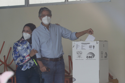 Guillermo Lasso votó en Guayaquil, acompañado de su esposa María Lourdes.