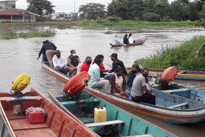 Desde muy temprano, familias enteras usaron este medio de transporte para salir a sus recintos.