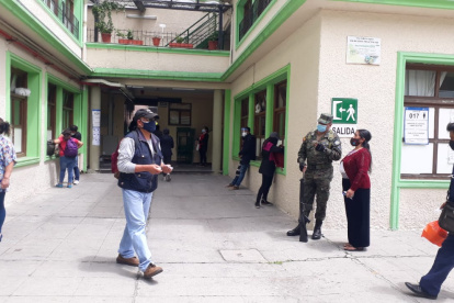 Votación. A los recintos electorales del norte y centro de Quito no llegó mayor cantidad de votantes.