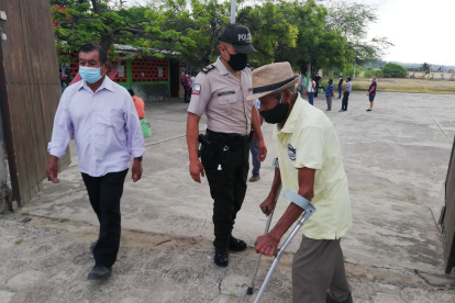 Uno de los adultos mayores que fue a sufragar a los recintos de Manabí.