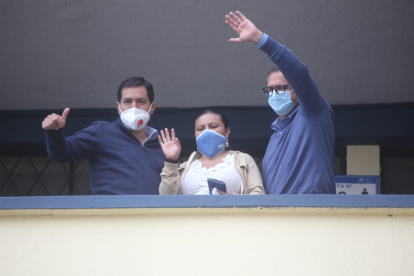 Andrés Arauz y Carlos Rabascal acompañando a sufragar a una comerciante en Quito.