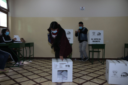 Recorrido por varios recintos electorales verificando la agilidad para sufragar y aglomeraciones.