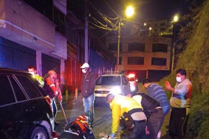 Acción. Tres ciudadanos venezolanos en dos motocicletas habrían intentado robar a un policía en el sur de Quito.