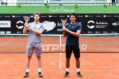 Ariel Behar (i) y Gonzalo Escobar tras la premiación del ATp 250 de Marbella.