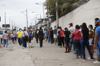 Una larga fila al exterior del colegio José María Egas, ubicado en la avenida 25 de Julio, a las 08:00.