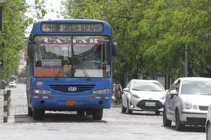 os buses contarán con adhesivos especiales para distinguir el aumento de la tarifa.