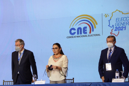 Diana Atamaint, presidenta del CNE, en la primera rueda de prensa tras el cierre de las mesas electorales.