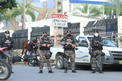 Este es el ambiente en los exteriores del Consejo Nacional Electoral a las 18:30.