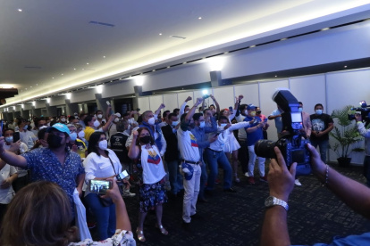 Así festejan los simpatizantes de Guillermo Lasso.