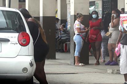 Centro. En el centro de la ciudad las trabajadoras sexuales se agrupan como que están conversando y allí esperan que un cliente las seleccione, como se ve a una haciendo negocio.