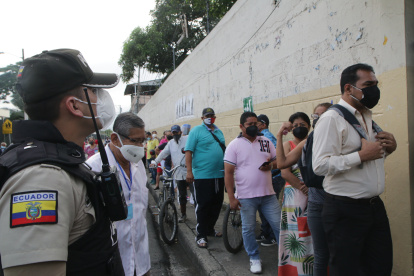 En recintos electorales, la policía estuvo además pendiente de las boletas de detención que estaban pendientes a escala nacional.