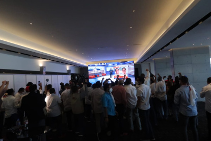 Los partidarios de Lasso celebrando el triunfo, la oche del 11 de abril.