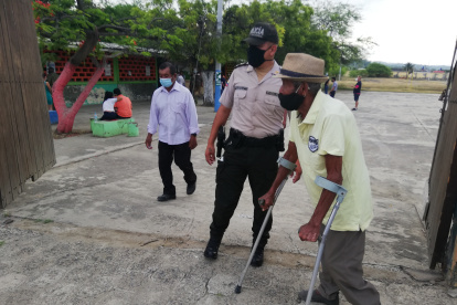 Manabí. Momento en el que Isidoro Alfonso Muñoz, de 97 años, fue a sufragar.