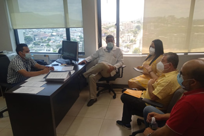 Operativo. Agentes encubiertos y uniformados se desplegaron en todos los recintos para ejecutar las boletas.