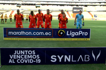 Los siete jugadores de Aucas que se presentaron en el Monumental para el duelo, que duró solo 17 minutos, porque al quedar seis en cancha, el triunfo fue torero por 3-0.