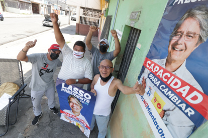 En el Suburbio. Las familias y amigos festejaban ayer su triunfo.