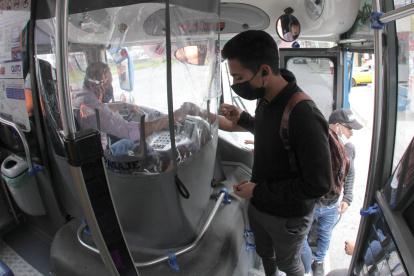 Dos adhesivos explican la modificación de los pasajes.