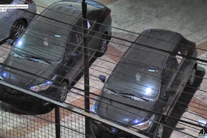 En Guayaquil los carros amanecieron con una capa de la ceniza emitida por el volcán Sangay.