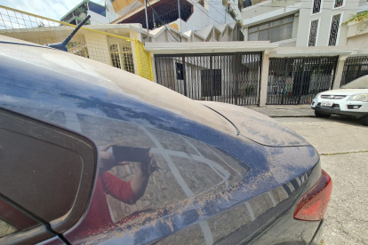La ceniza se extiende por la carrocería de los autos de Guayaquil.