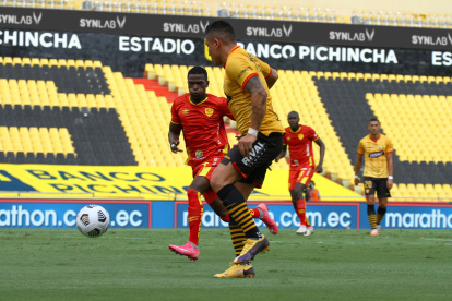 Barcelona derrotó a Aucas por 3-0 luego de que los orientales se quedaron con seis juagdores.
