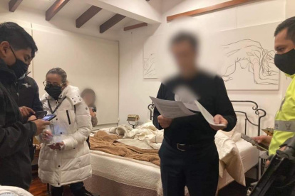 Acción. Miembros de la Fiscalía y la Policía durante los allanamientos efectuados esta madrugada por actos de corrupción en Petroecuador.