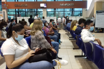 Largas filas en el edificio de cancillería de Guayaquil para sacar el pasaporte.