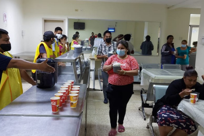 La fundación Tacita Caliente realiza varias actividades, como la venta de comida, para poder llevar ayuda a los más necesitados.