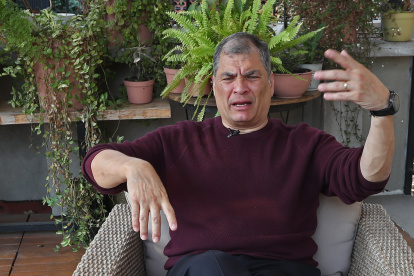 Rafael Correa expresidente de Ecuiador, en medio de la entrevista.