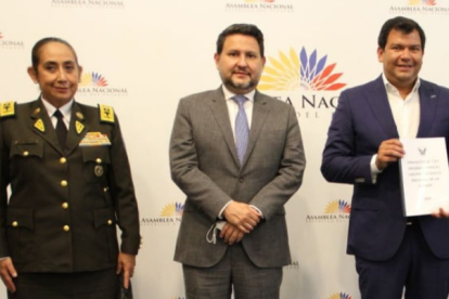 Se entregó a la General Varela, el proyecto de Ley del Uso Progresivo de la Fuerza.