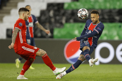 Neymar (d), del PSG, no marcó pero fue un constante peligro contra los alemanes.