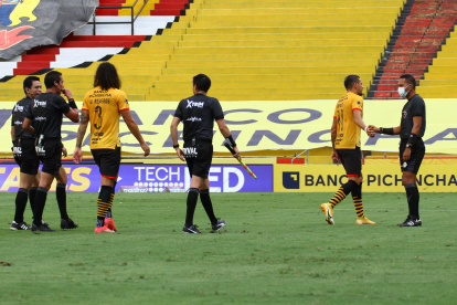 El partido entre Barcelona y Aucas acabó a los 17 minutos. La visita se quedó con seis jugadores y no pudo continuar.